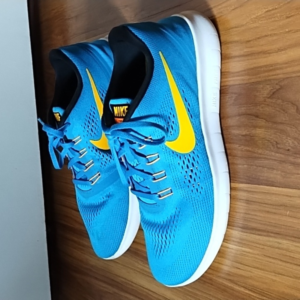 Nike Women's Free RN Sneaker Size 9
